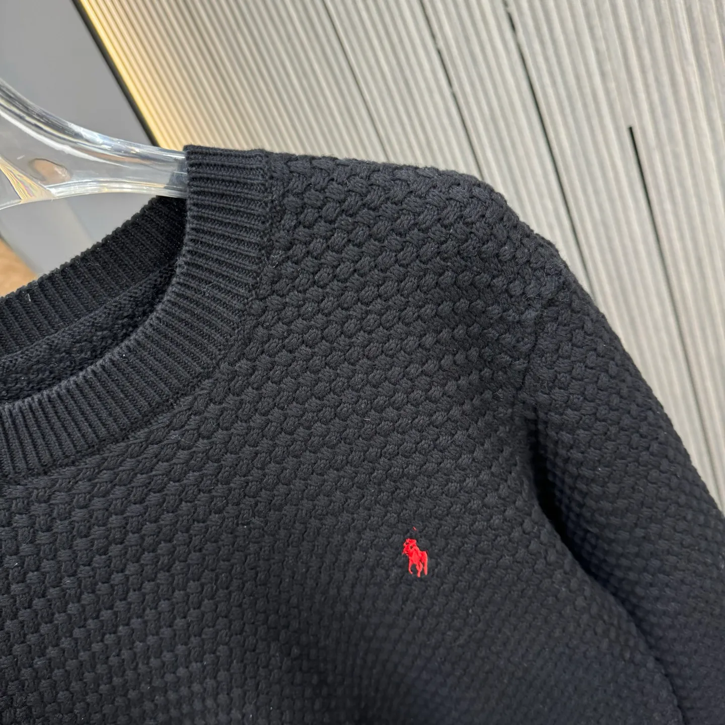 P290 Ralph Lauren 25FW crew neck sweater. The fabric is made of top-quality cashmere yarn. The new autumn and winter Oblique jacquard knitted cashmere sweater has a double-sided wearable design and is made of high-quality cashmere material. After fine weaving process, it presents a soft and comfortable touch and excellent thermal performance. The iconic Oblique jacquard pattern is perfectly presented through precision knitting technology. It can be worn on both sides, showing different style charms. The round neck design is simple and elegant, suitable for various matching occasions. Exquisite knitting technology ensures that the clothes are not easily deformed and remain crisp and long-lasting. The double-sided design concept reflects LV's perfect balance of practicality and fashion. Each sweater undergoes strict quality inspection to ensure that the quality meets the brand's consistently high standards. This knitted item combines warmth and style, making it an exquisite addition to your autumn and winter wardrobe. Size:S/M/L/XL